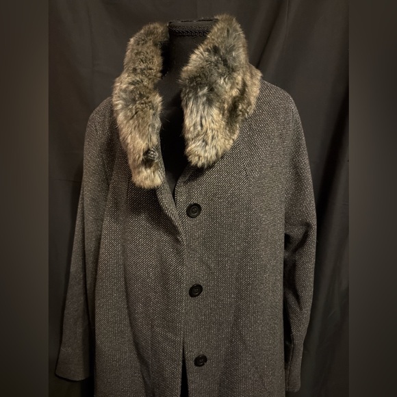 Jones New York Charcoal Cape with Faux Fur Collar - Picture 2 of 4